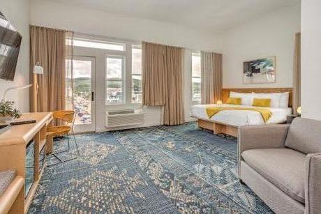 DELUXE KING ROOM